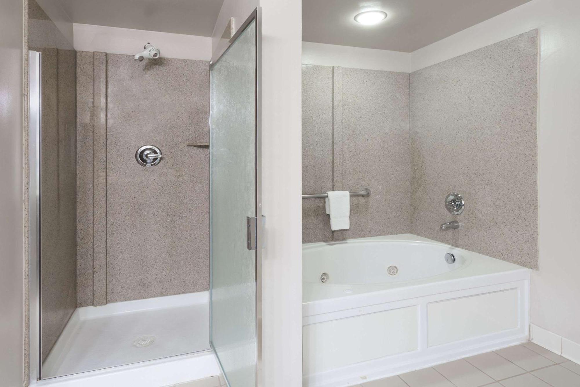 Hotel Wingate By Wyndham Chesapeake Extérieur photo
