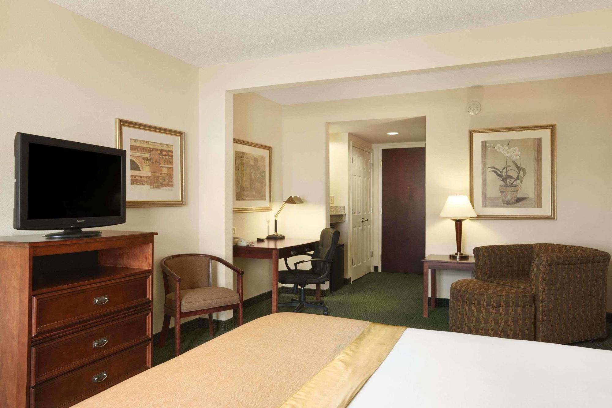 Hotel Wingate By Wyndham Chesapeake Extérieur photo